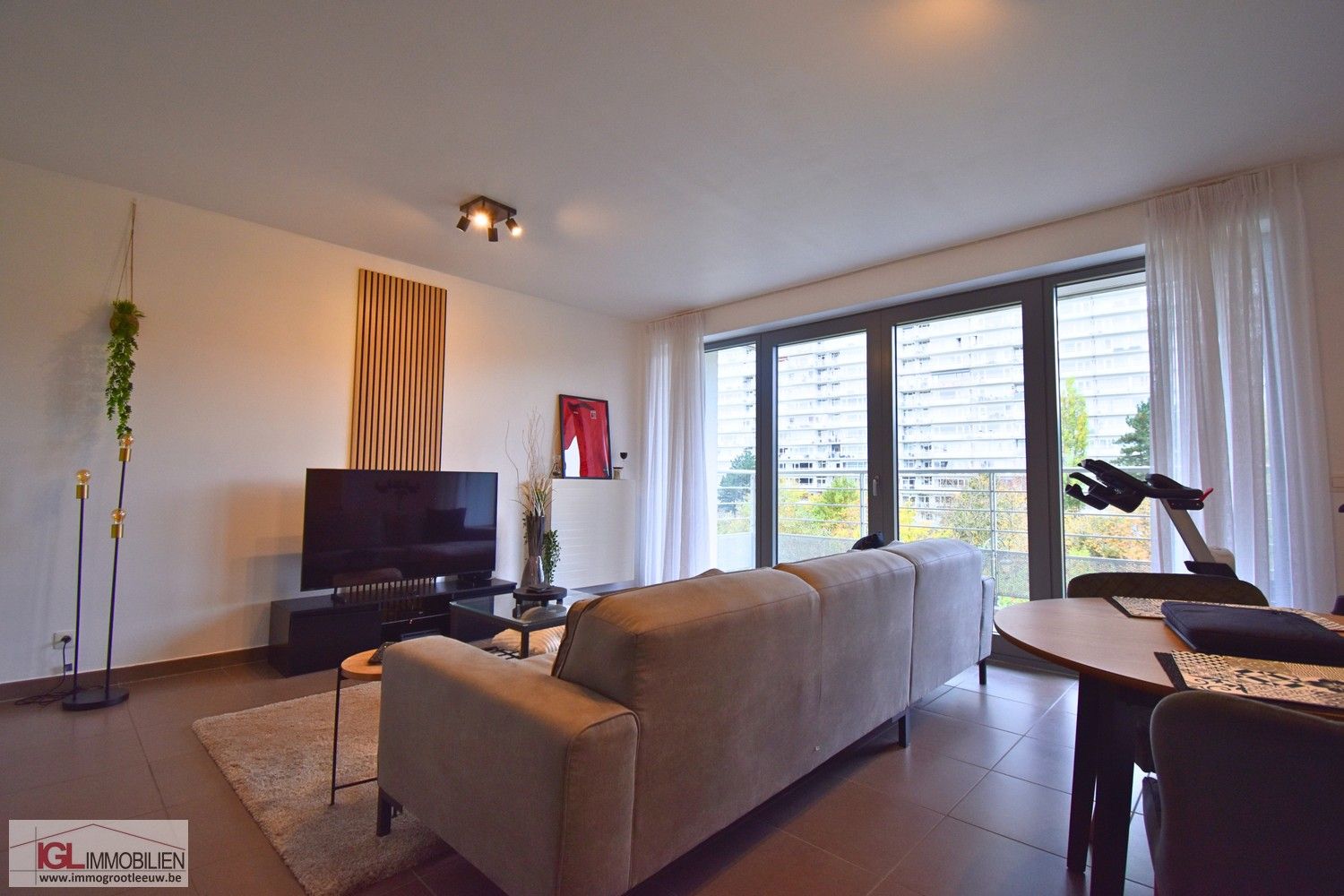 Recente 1 kamer appartement met terras en staanplaats. foto 4