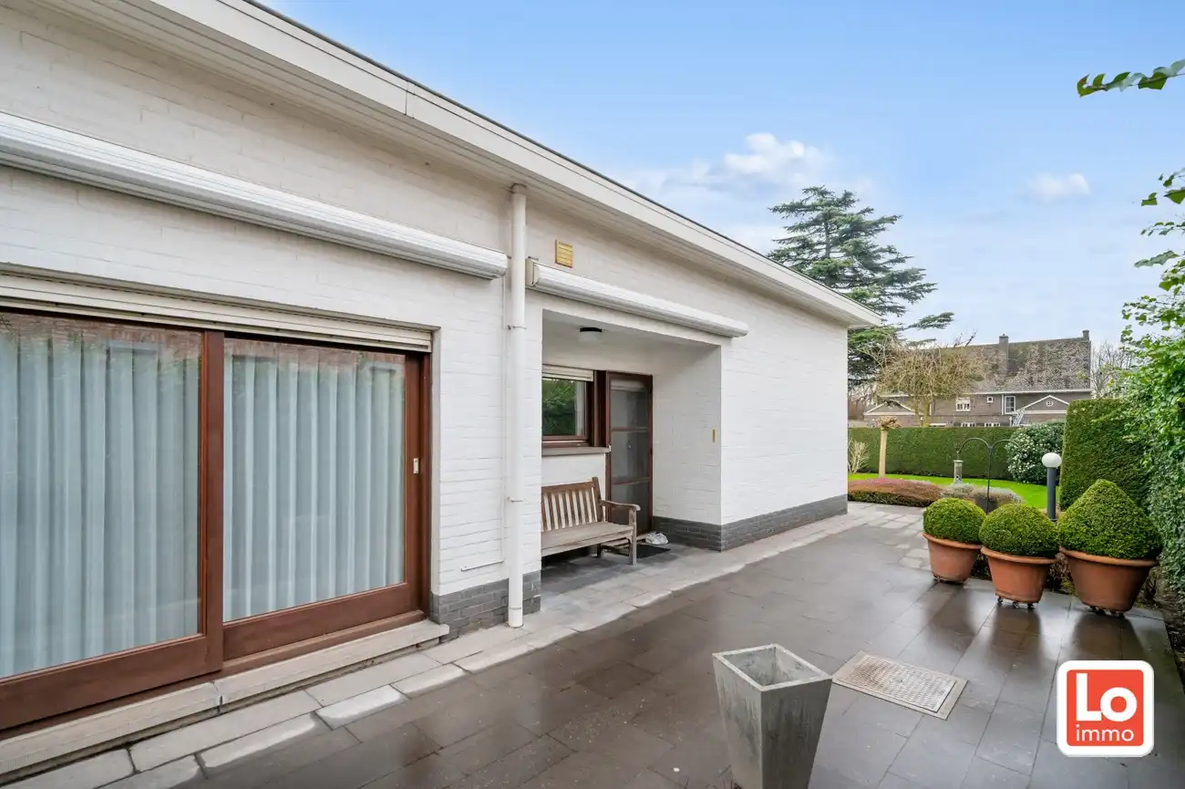 VERKOCHT! Goed onderhouden op te frissen gelijkvloerse woning met inpandige garage in een rustige straat nabij het centrum van Zelzate! foto 15