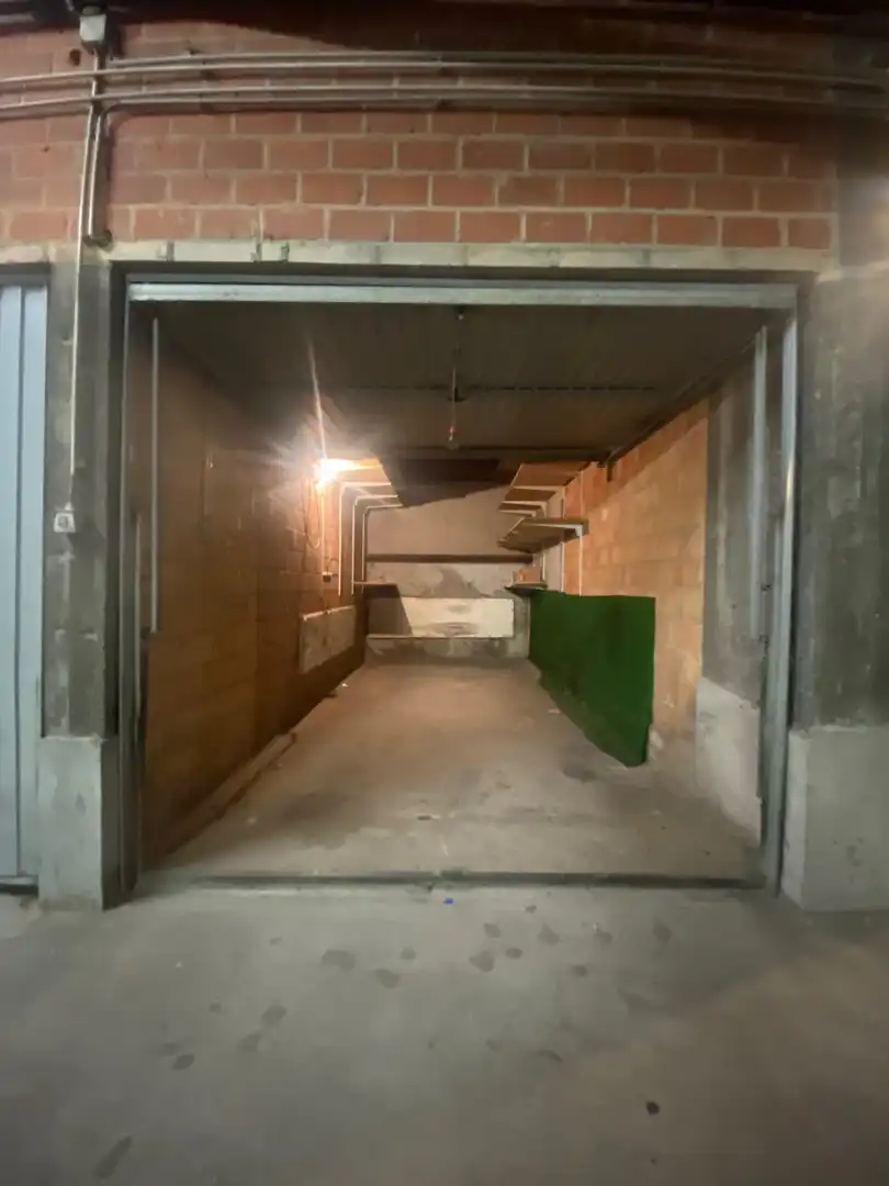 Garagebox in hartje Kortrijk! foto {{pictureIndex}}