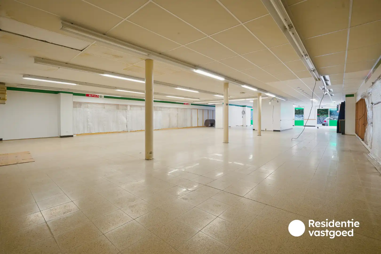 Veelzijdig eigendom met handelsruimte, ruime woning en bouwgrond in centrum Merkem! foto 17