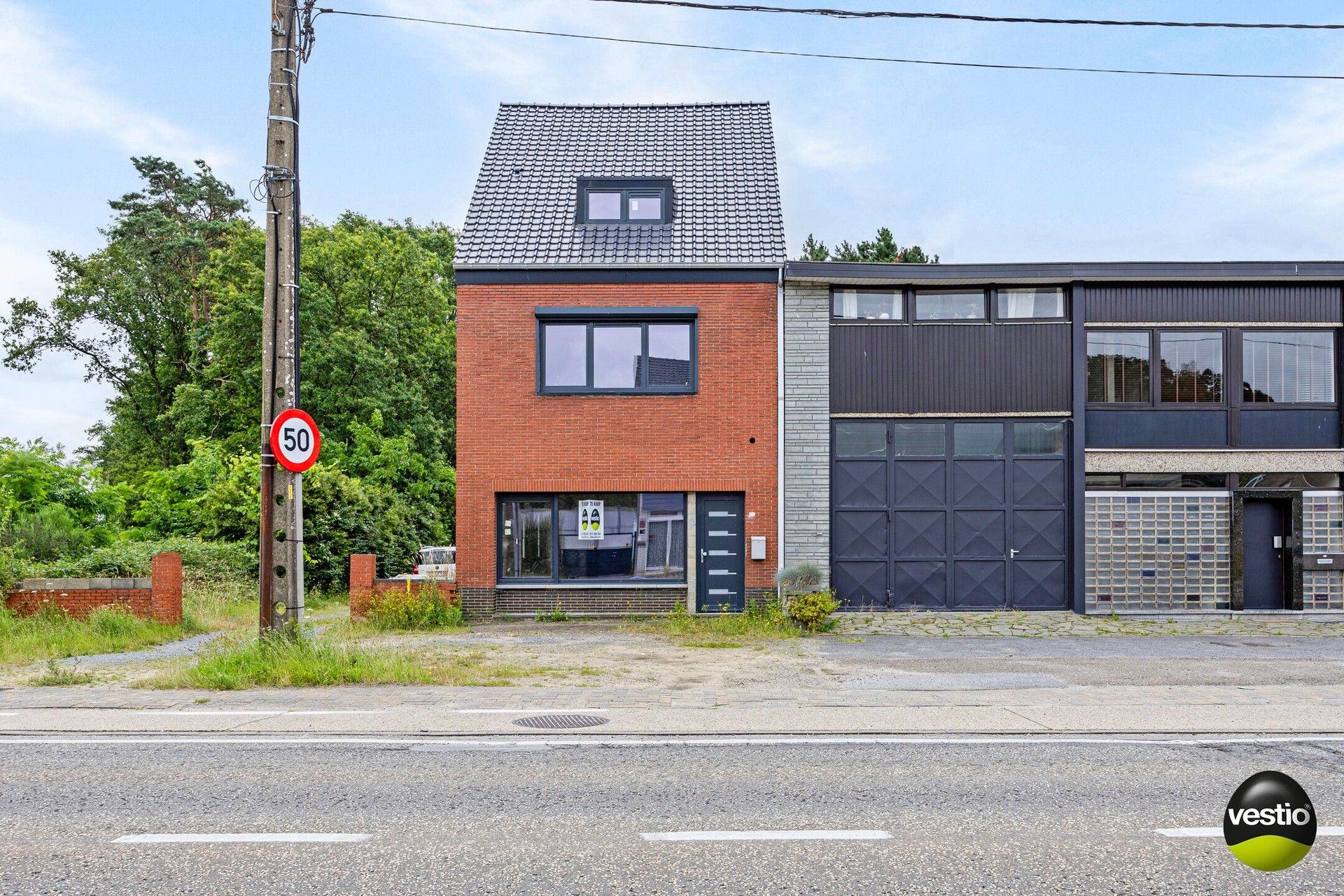 Ruime gezinswoning met 4 slaapkamers net buiten het centrum van Genk foto 1