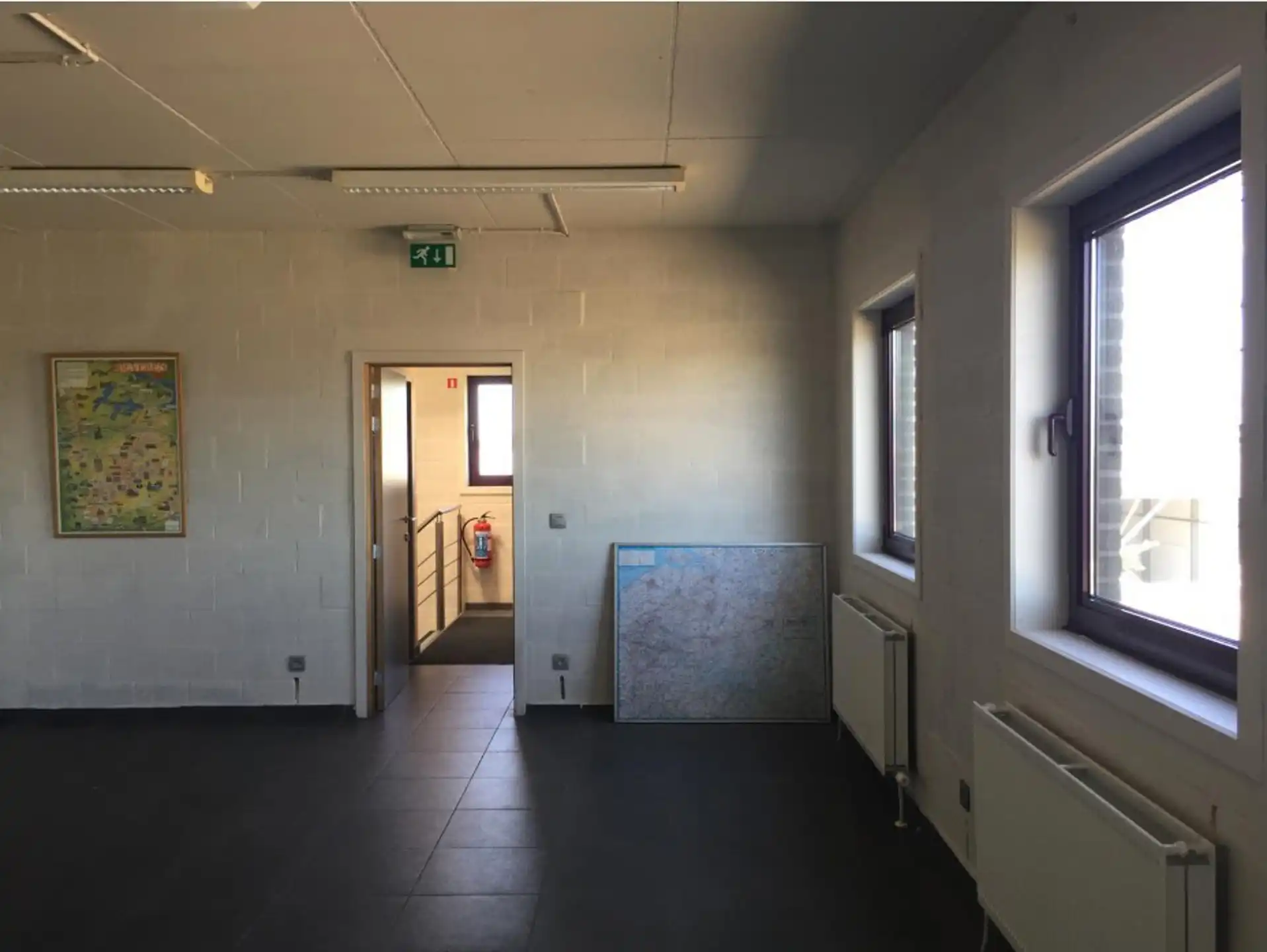 Magazijn 1.375m², hoogte 8m en kantoor 290m² en parking 9 pl foto 5