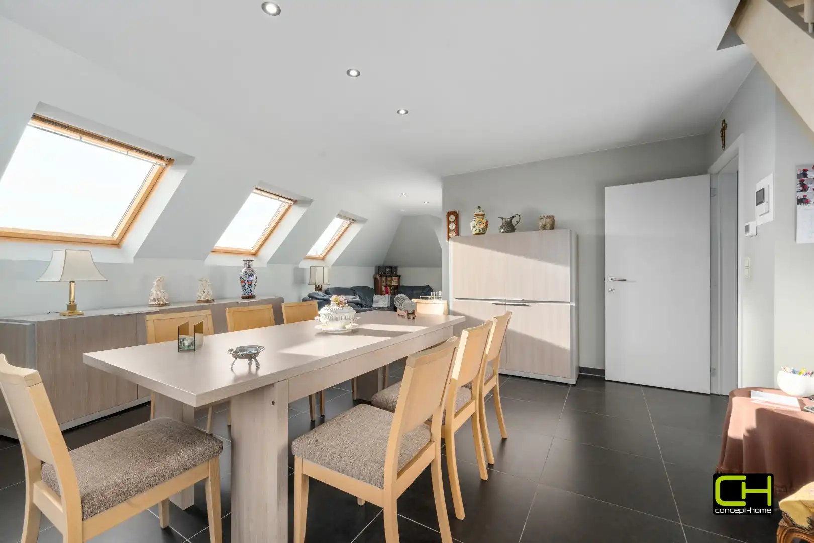 Lichtrijk duplex appartement met terras en ondergrondse staanplaats te koop in Lievegem foto 5