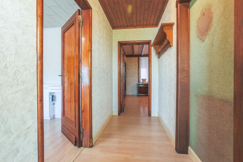 Rustig gelegen, ruime te moderniseren woning met tuin, garage en  bijgebouw van +/- 60m²  ....(kijkt uit op de velden). foto 8