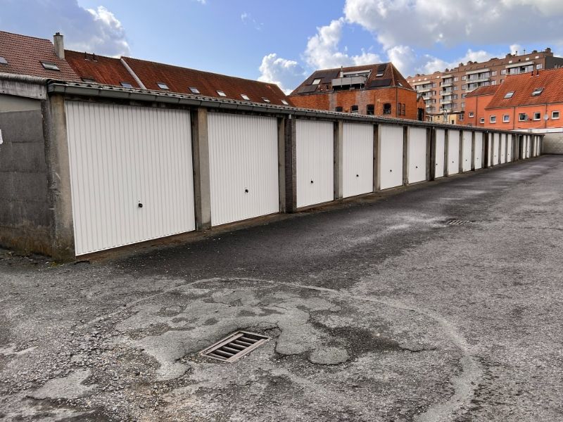 afgesloten garageboxen in de Bloemekenswijk foto {{pictureIndex}}