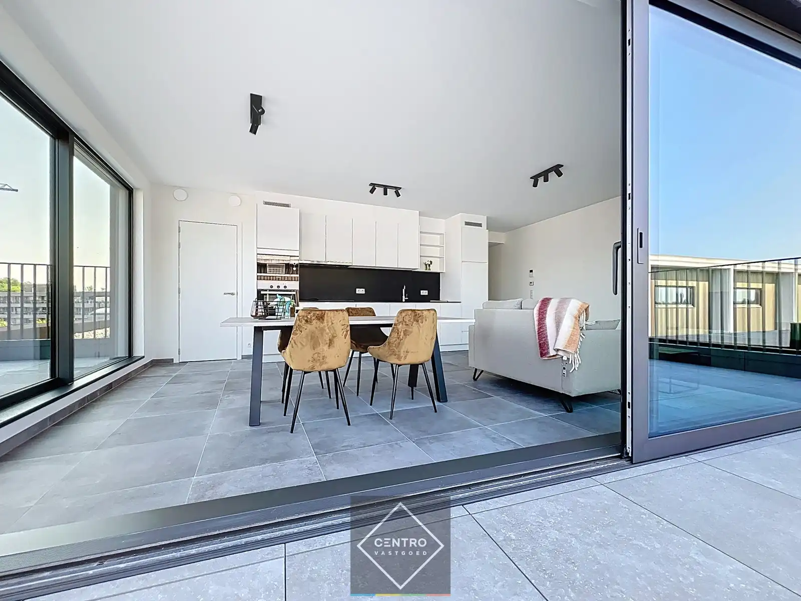 Penthouse (100m²) met RUIME terrassen (33m²) in kleinschalig project pal in het CENTRUM van Kortrijk ! Aankoop aan 6% BTW  mogelijk! foto 3