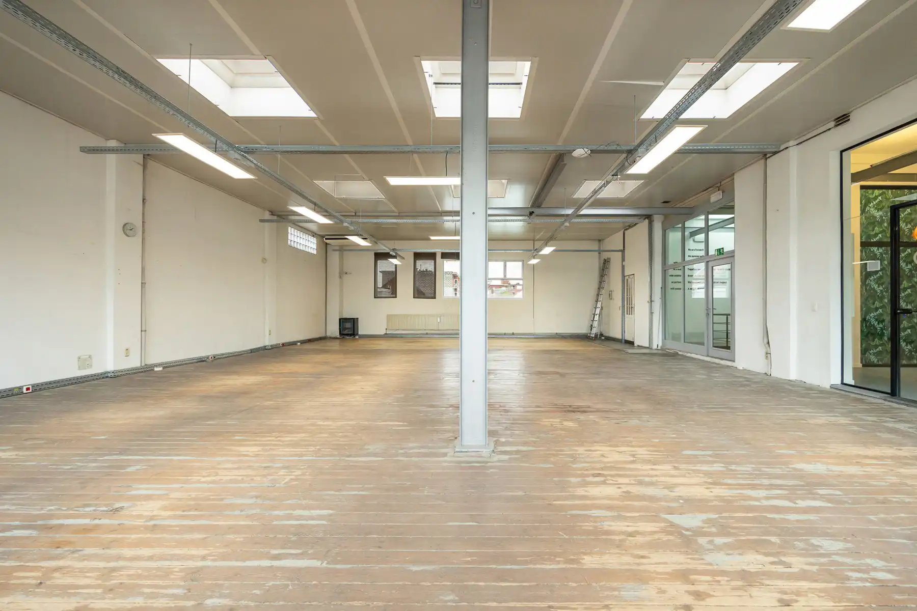 Instapklaar kantoorgebouw te koop in Merksem foto 43