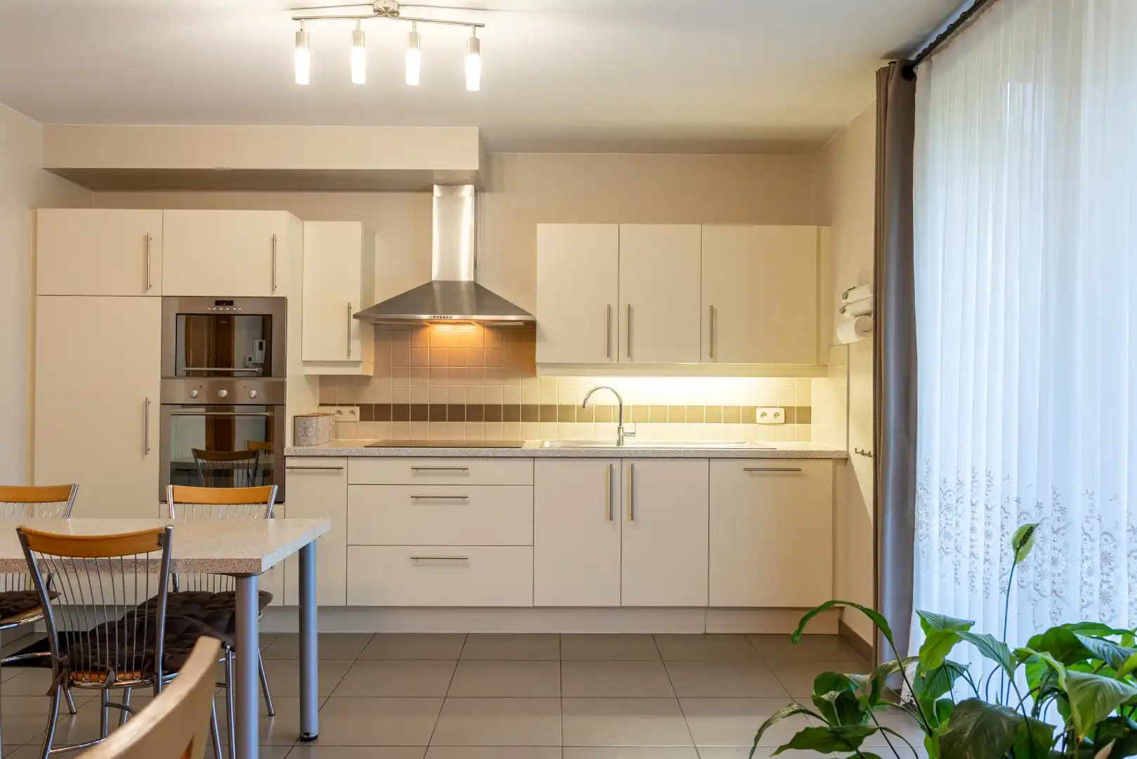 Appartement met 2 slpk, ruim terras en kelder foto 4
