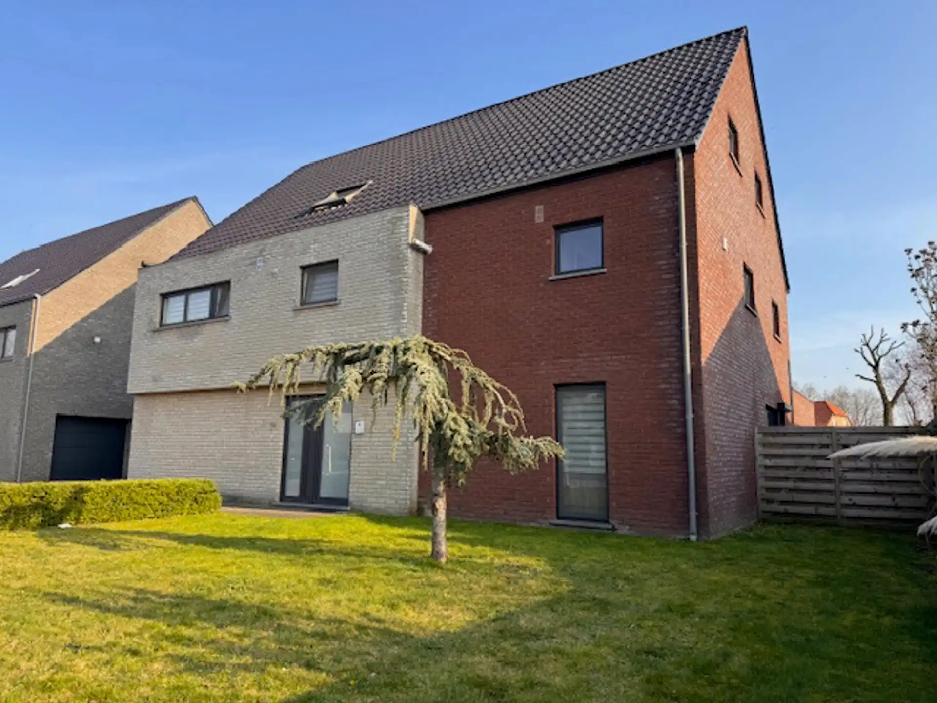 Net gelijkvloersappartement met 3 slaapkamers,garage en tuin foto {{pictureIndex}}