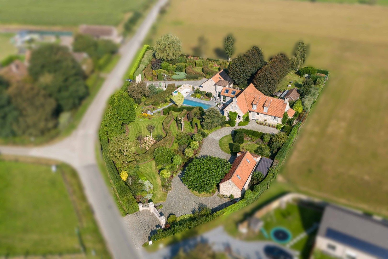 Uniek landhuis te koop, duurzaam wonen in landelijke rust foto 4