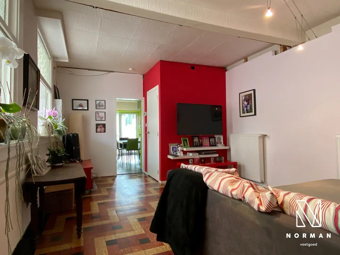 Halfopen woning met 3 slaapkamers, bijgebouw/atelier en grote voorkamer voor eventuele handelszaak foto 2