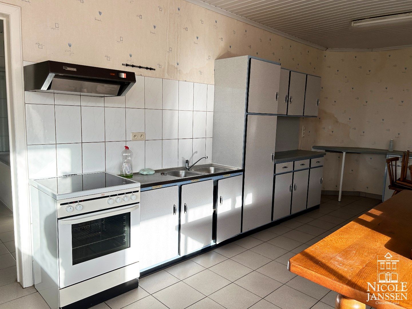 Te renoveren ruime hoevewoning met stallingen en grond foto 9