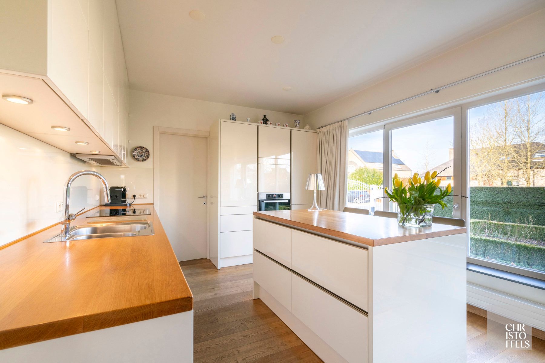 Villa (336m²) met 3 slaapkamers en een zwemvijver op een perceel van 1.219m²!  foto 3