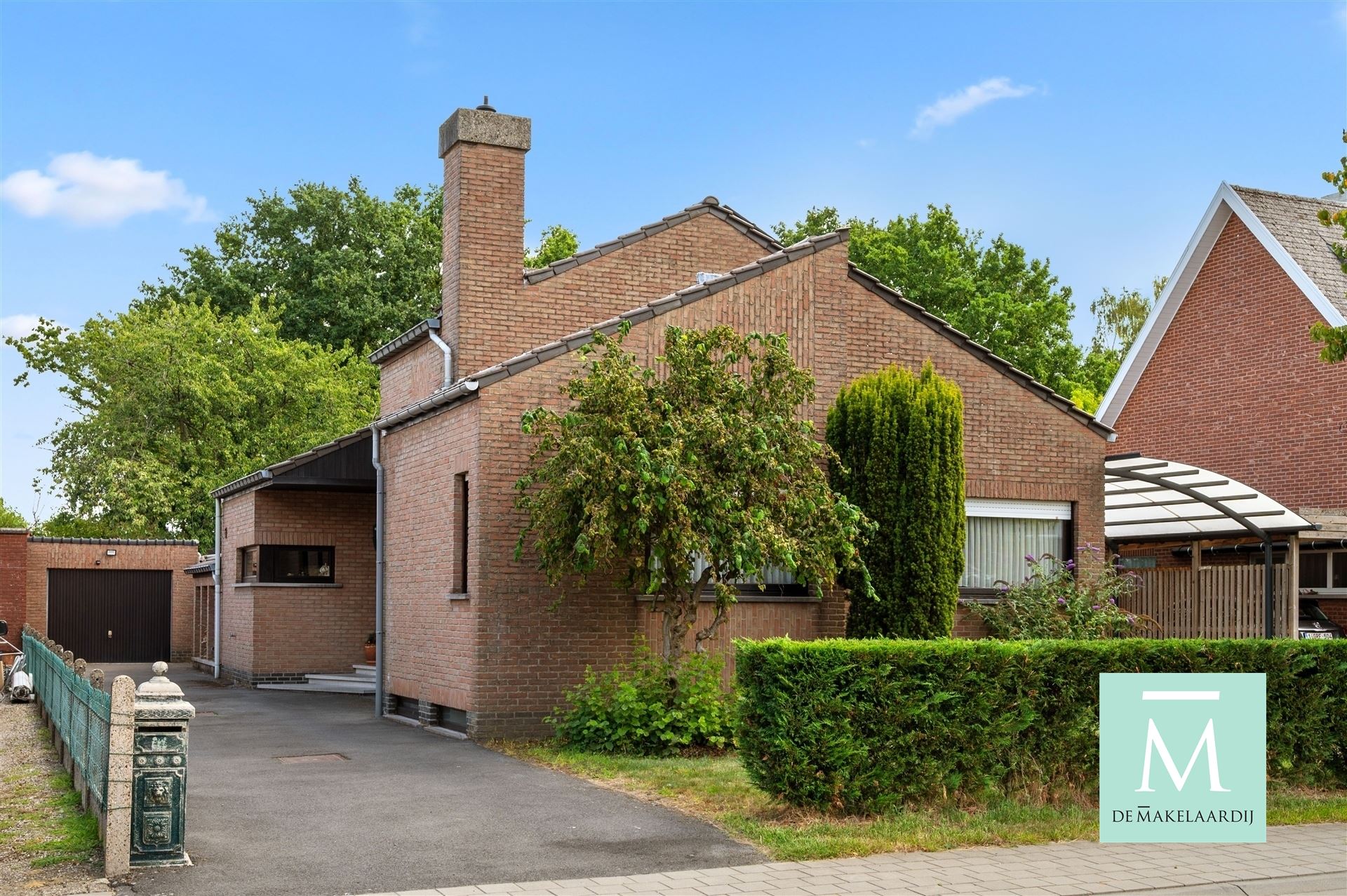Uitstekend gelegen woning met 3 slaapkamers en garage foto {{pictureIndex}}