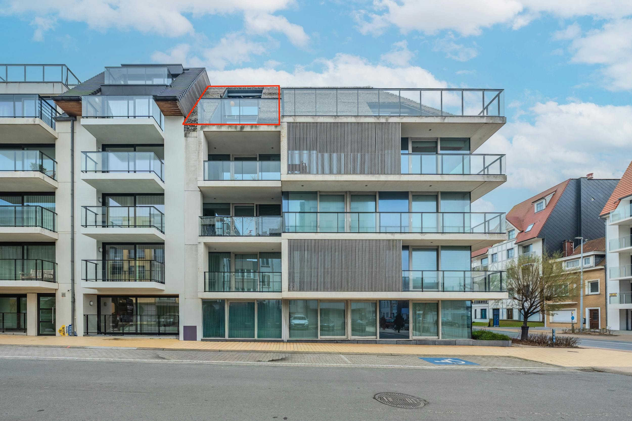 Recent twee slaapkamer appartement op absolute topligging! foto 2