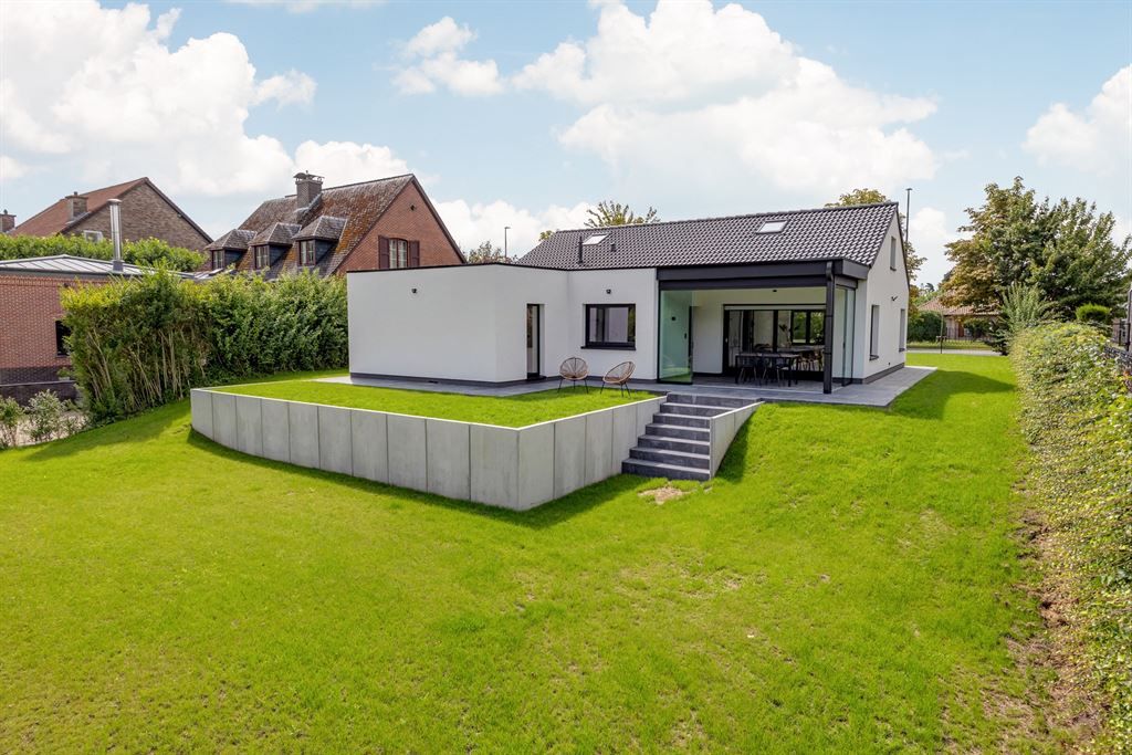 Stijlvol gerenoveerde villa met ruime tuin foto 2
