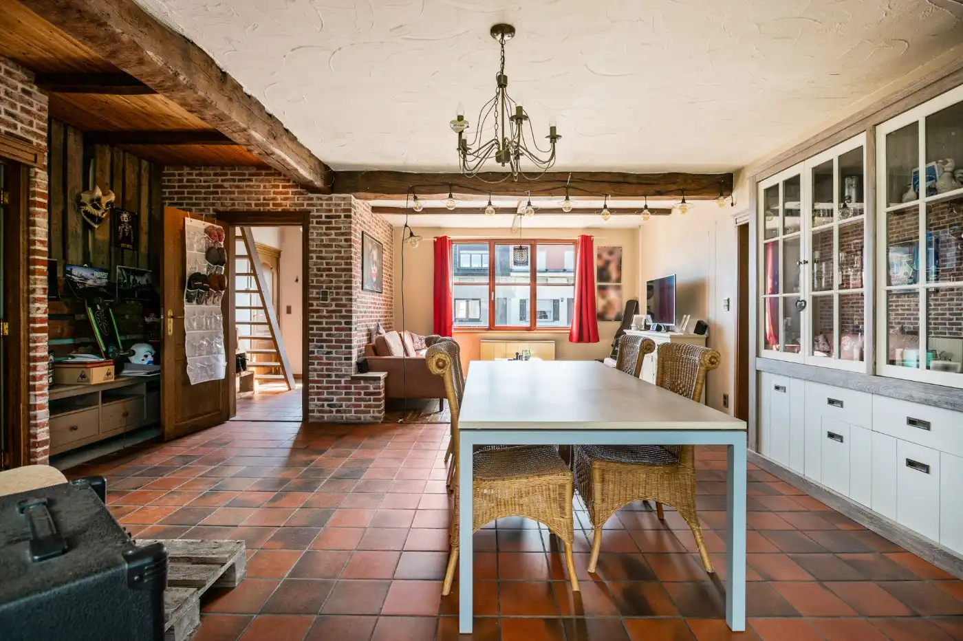 Charmante, te renoveren woning met ruime groene tuin foto 7