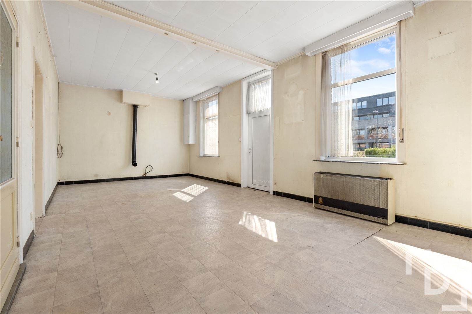 Te renoveren woning met ruime tuin en inpandige garage. foto 5