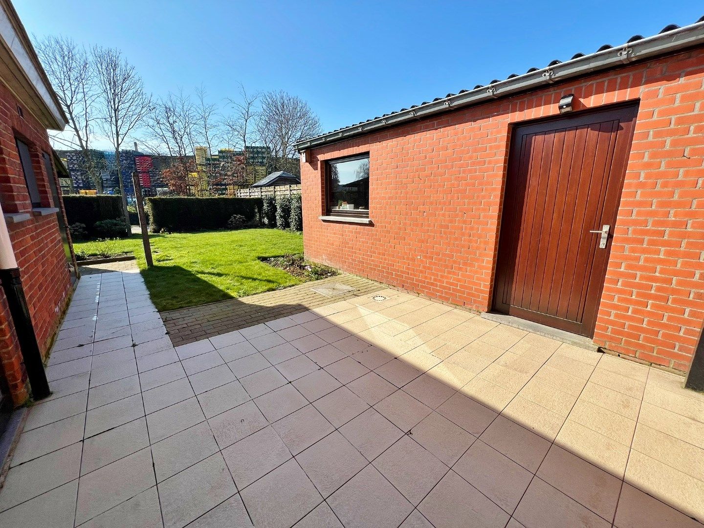 Halfopen woning met zonnige tuin en garage.  foto 17