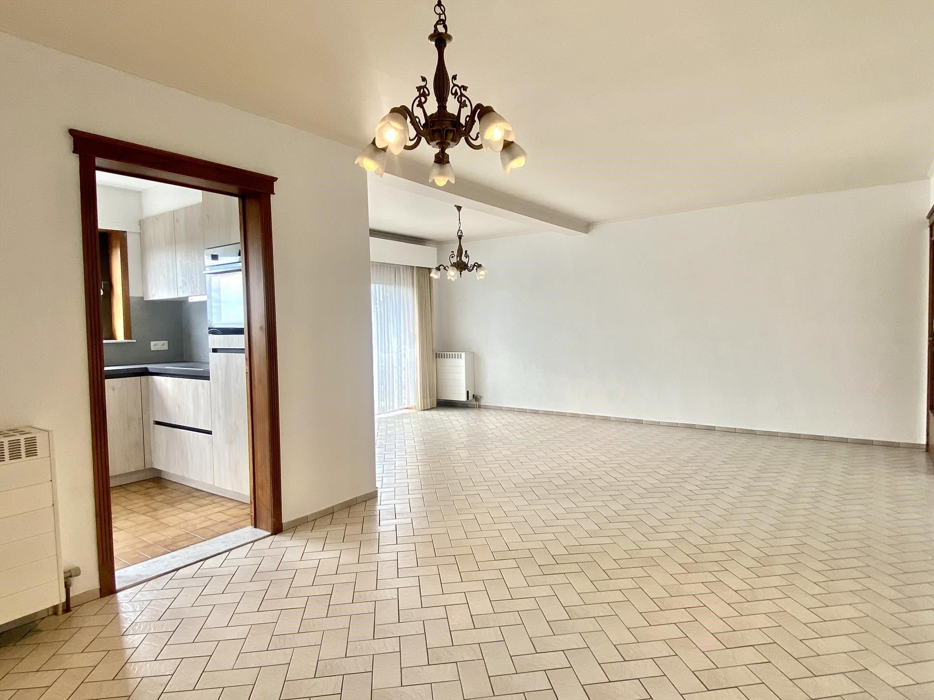 Ruim appartement met garage te huur in Harelbeke foto 4