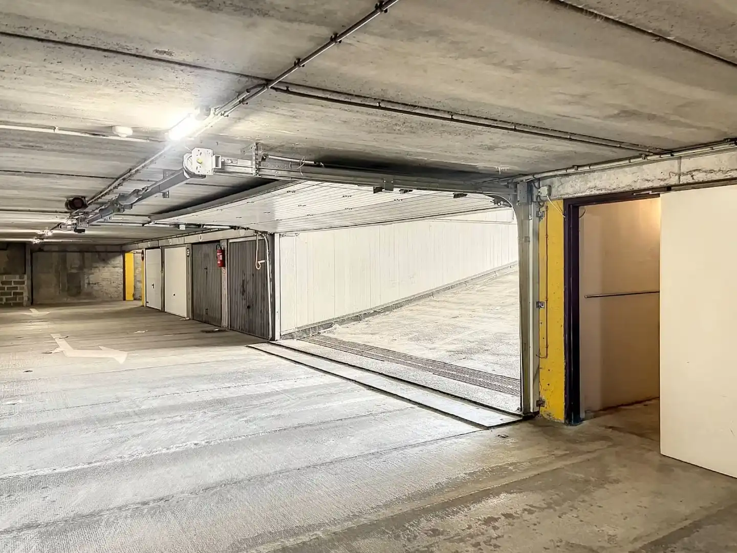 Centraal gelegen garage vlakbij de Zeedijk foto 6