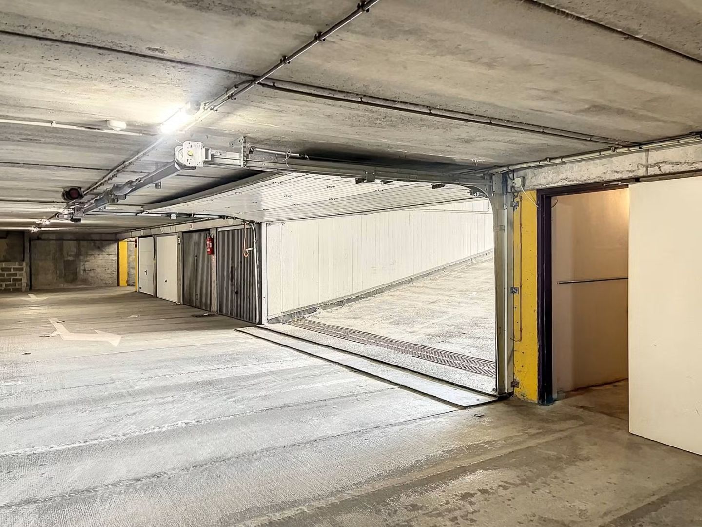 Centraal gelegen garage vlakbij de Zeedijk foto 6