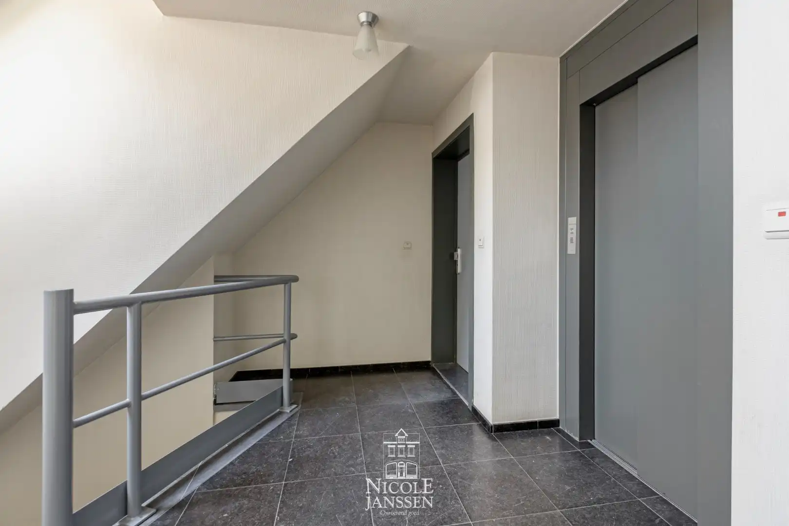 Zeer ruim appartement foto 3