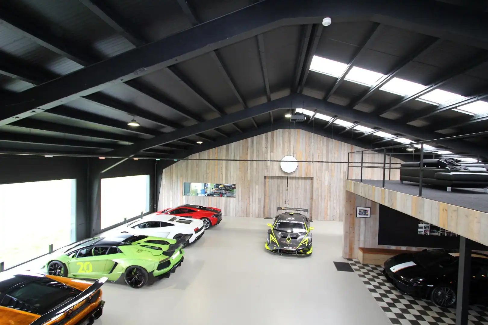 Ruime toonzaal, atelier langs de expressweg Knokke- Antwerpen te Eeklo foto 5