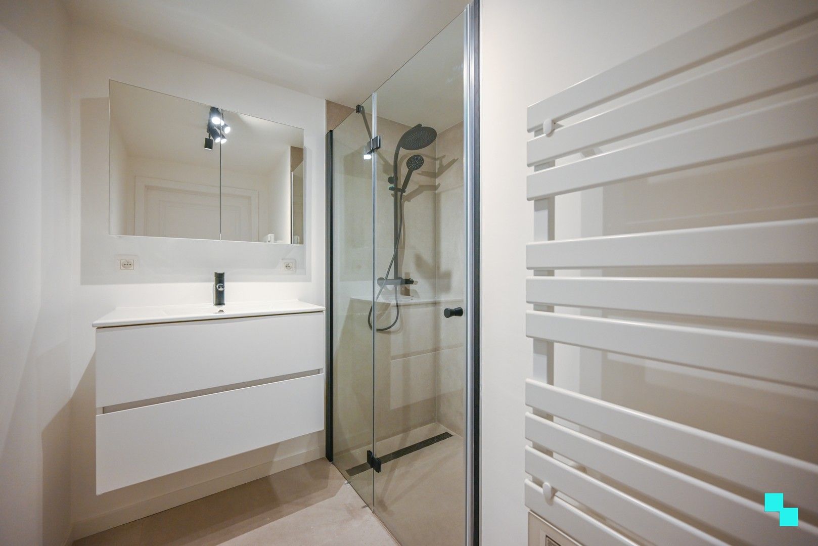 Instapklare eengezinswoning in een rustige buurt in Oostrozebeke! foto 23