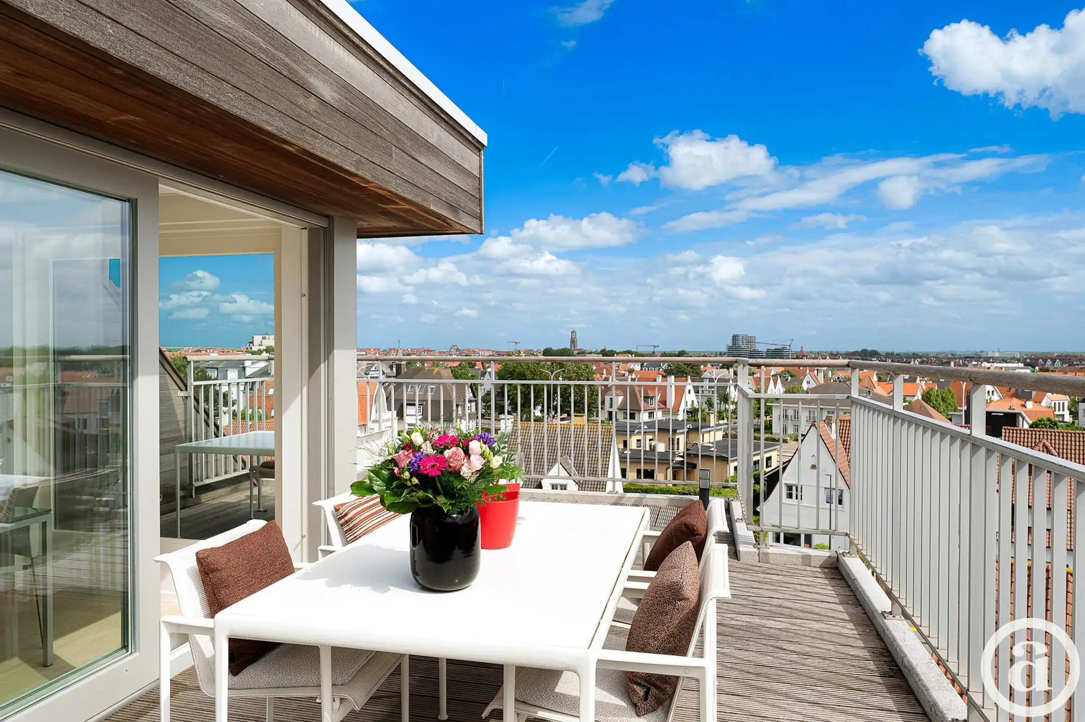 Zonnige penthouse met ruime terrassen en zijdelings zeezicht foto 2