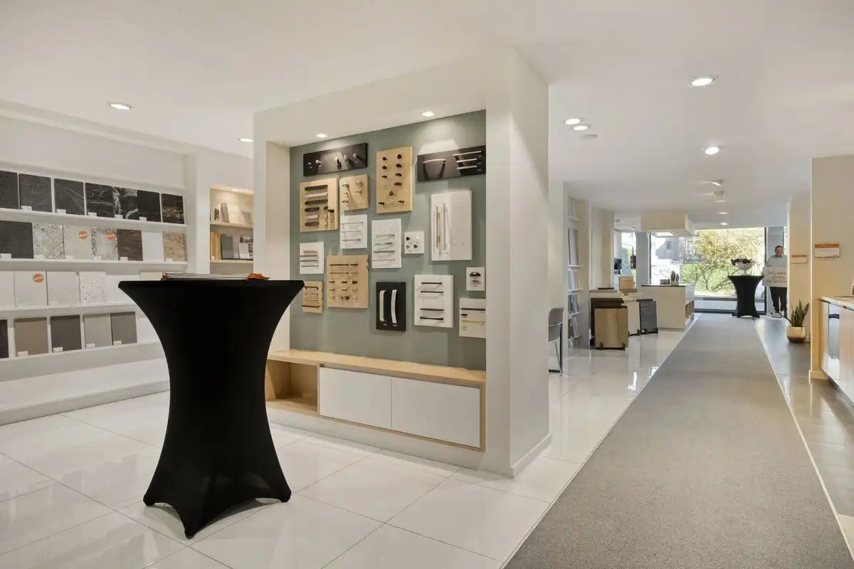 HIGH-END COMMERCIEEL GEBOUW OP BAANLOCATIE MET RUIME PRIVE PARKING foto 8
