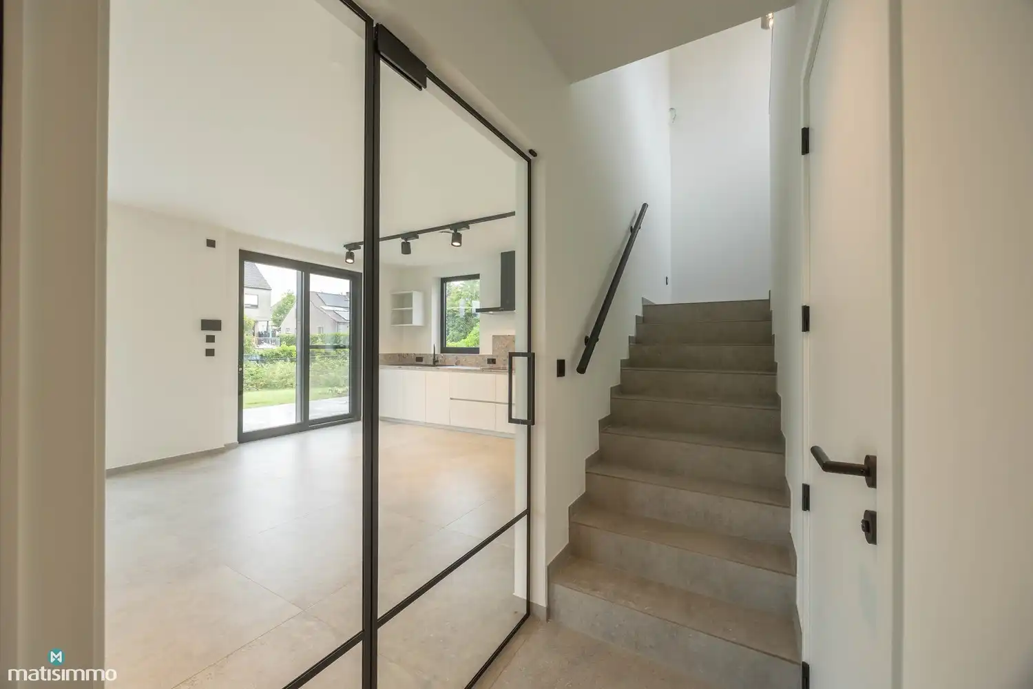 HOOGWAARDIG AFGEWERKTE NIEUWBOUWWONING MET DRIE SLAAPKAMERS EN TUIN (INCLUSIEF TUINONDERHOUD) TE RIEMST foto 3