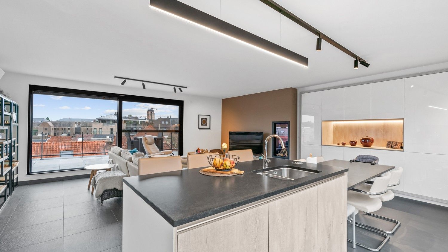 Instapklare duplex penthouse met 2 slaapkamers, drie terrassen, lift en 2 parkeerplaatsen foto {{pictureIndex}}