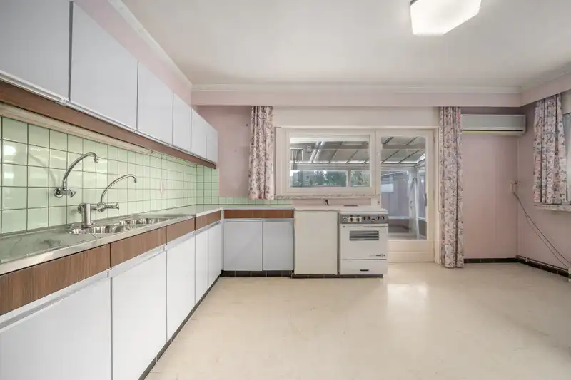 Te renoveren villa, ideaal geschikt voor bijberoep met veel ruimte en grote tuin in centrum Beveren opp 837 m² foto 6