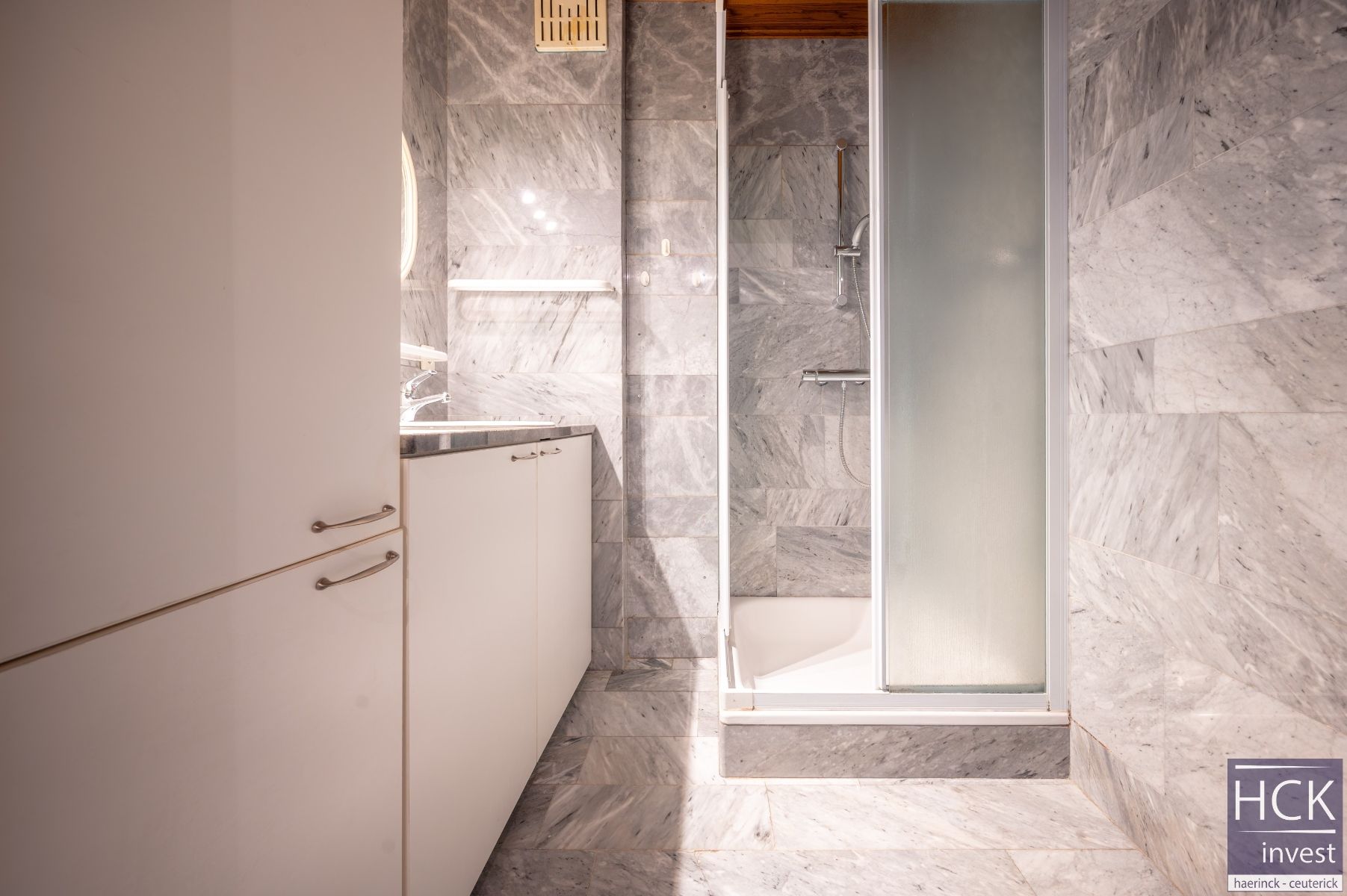 DEINZE - Luxueus afgewerkt APP. met 2 SLPK. én garagebox op toplocatie foto 17