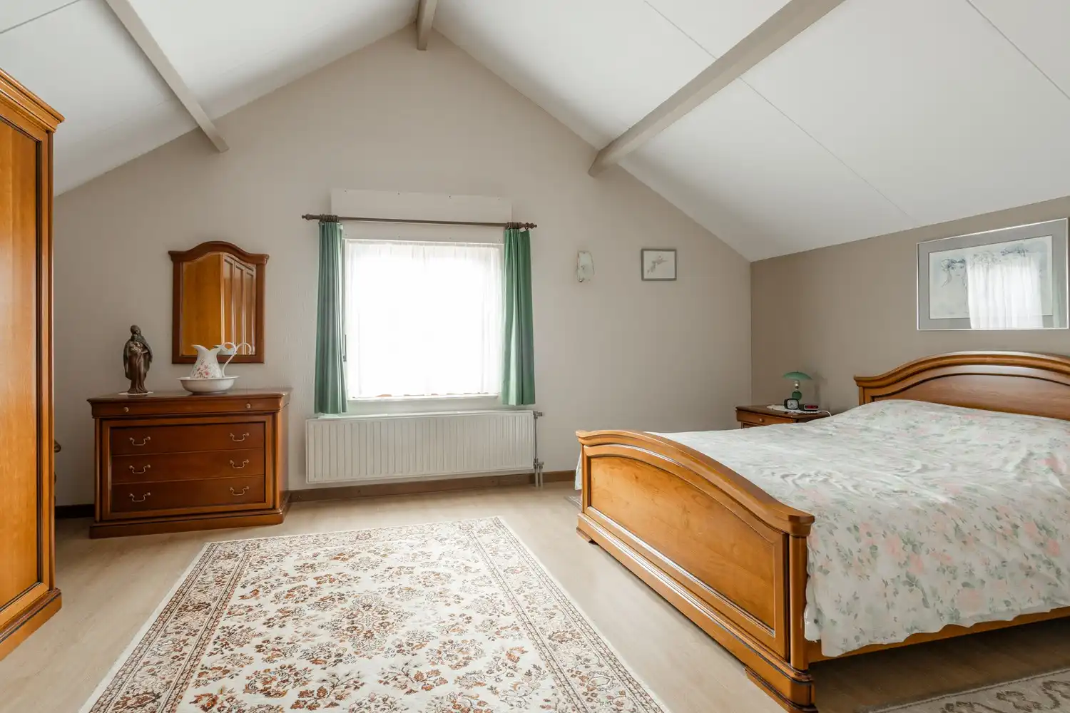 Mooie vrijstaande woning te koop vlakbij het centrum met 4 slaapkamers rustig gelegen op 10a10ca. foto 37