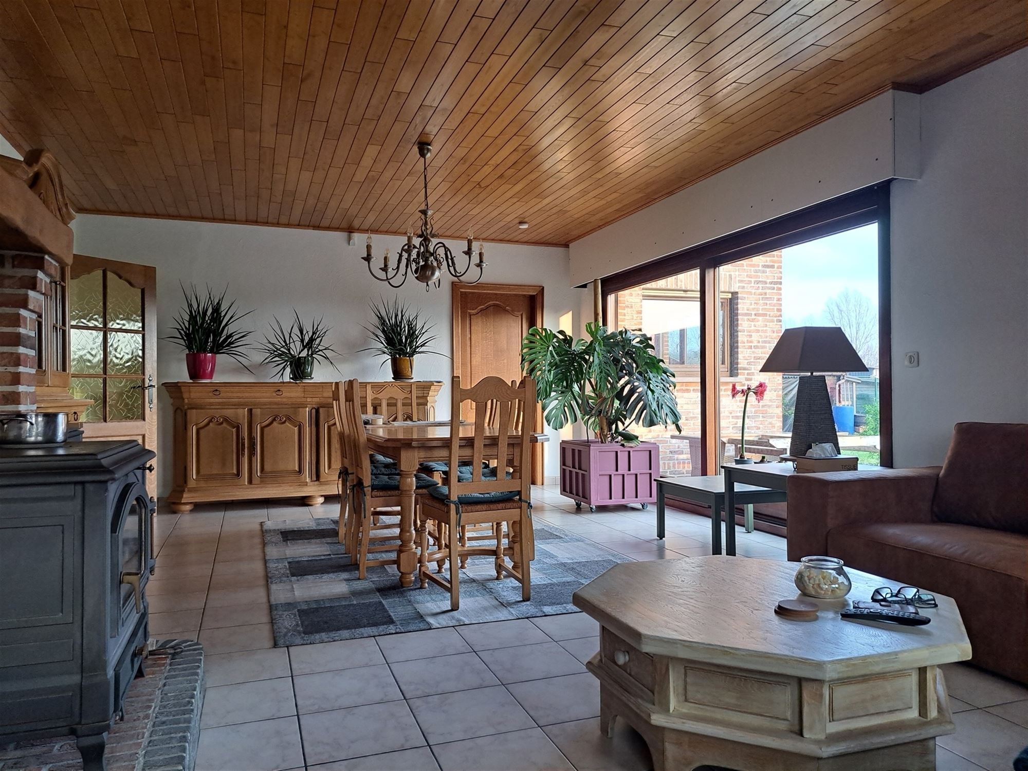 Ruime bungalow met mooie tuin en grote oprit. 3 slaapkamers. foto 2