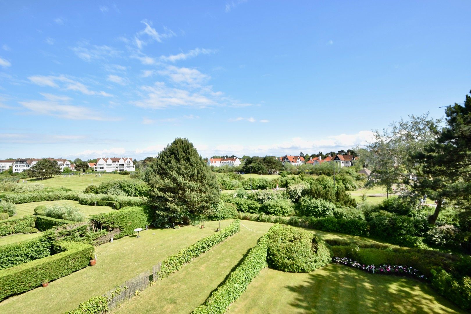 Prachtig gerenoveerd hoekappartement van 164 m2 met fantastisch open zicht op de Approach Golf in het Zoute. foto 9