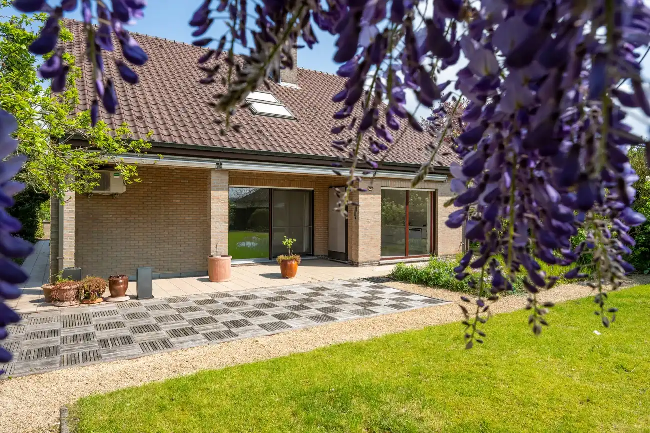Ruime en degelijke open woning met inpandige garage en gezellige zuidwest georiënteerde tuin op een rustige locatie nabij het centrum van Lochristi! foto 2