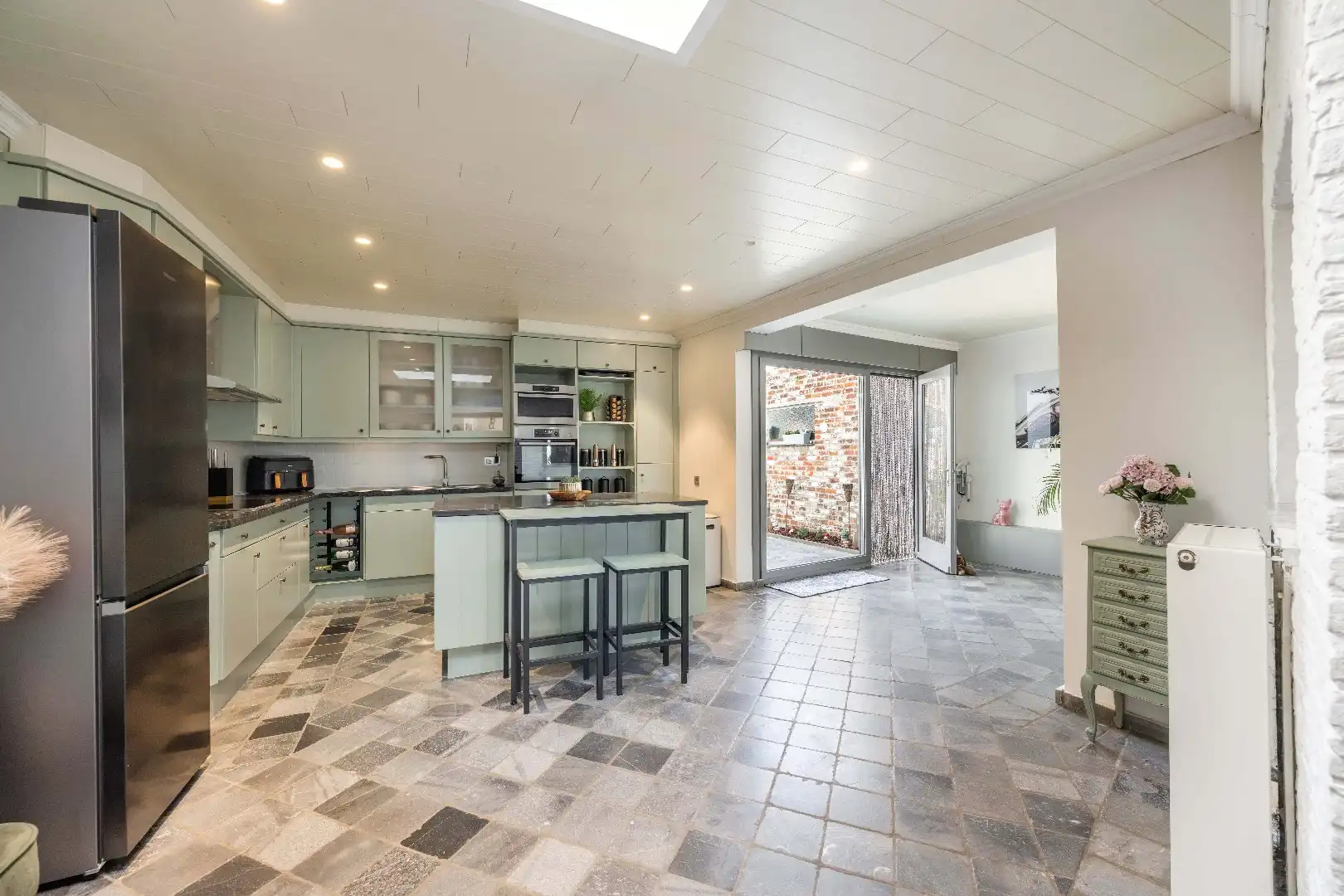 RUIME EN INSTAPKLARE WONING MET 3 SLAAPKAMERS EN CHARMANTE TUIN! foto 6
