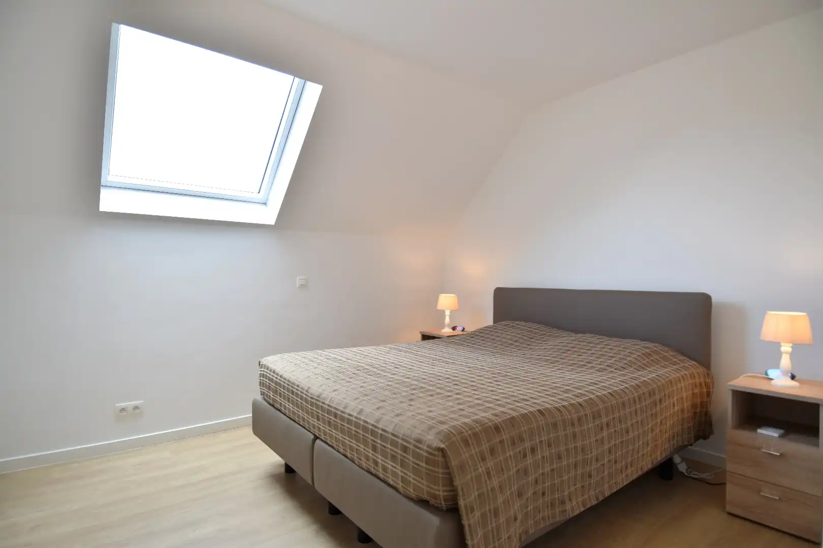 Recent appartement met 2 slaapkamers, ruim zonnig terras én zolder te koop in Sint-Eloois-Winkel foto 9