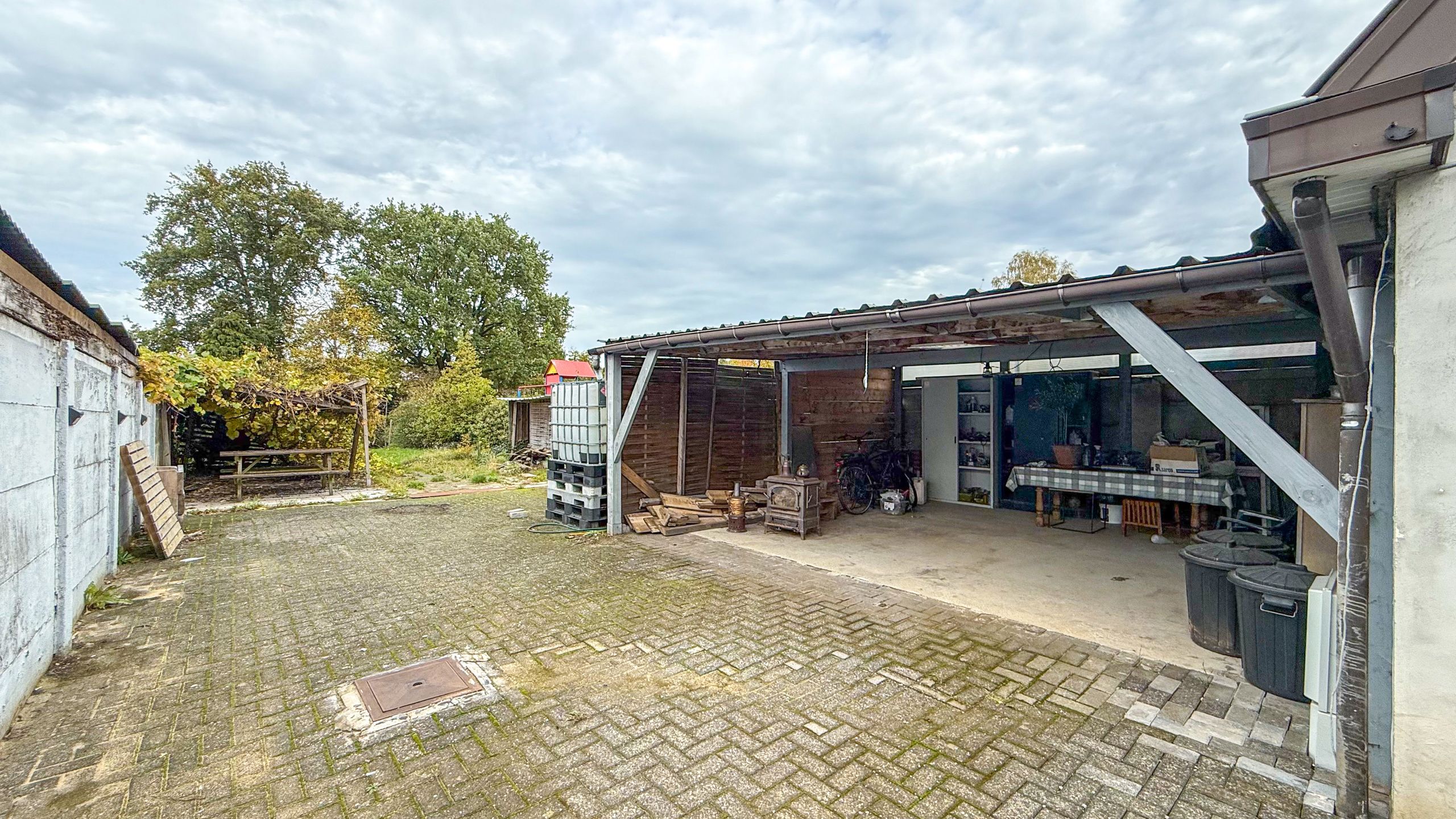 Half open gezinswoning, centraal gelegen, met 3 slaapkamers! foto 24