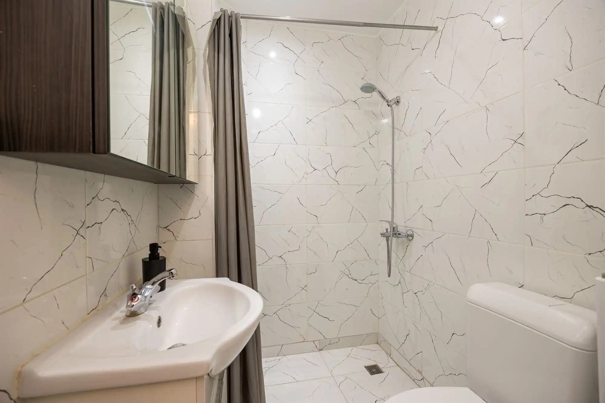 Instapklare gezinswoning met drie slaapkamers foto 6