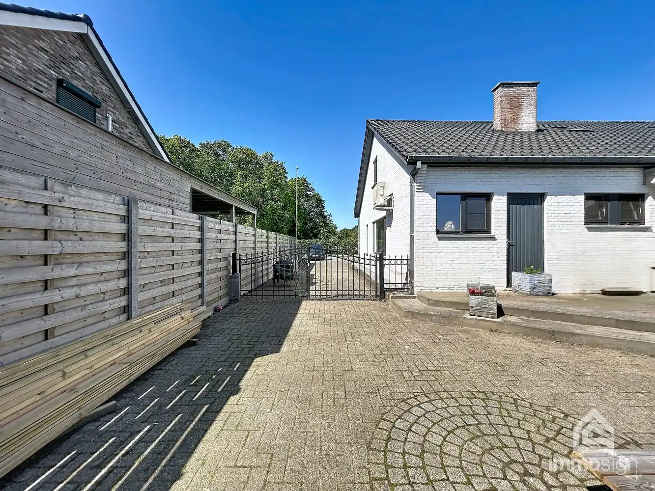 Ruime gezinswoning met veel potentieel en vrij uitzicht met zwembad te Hamont! foto 32