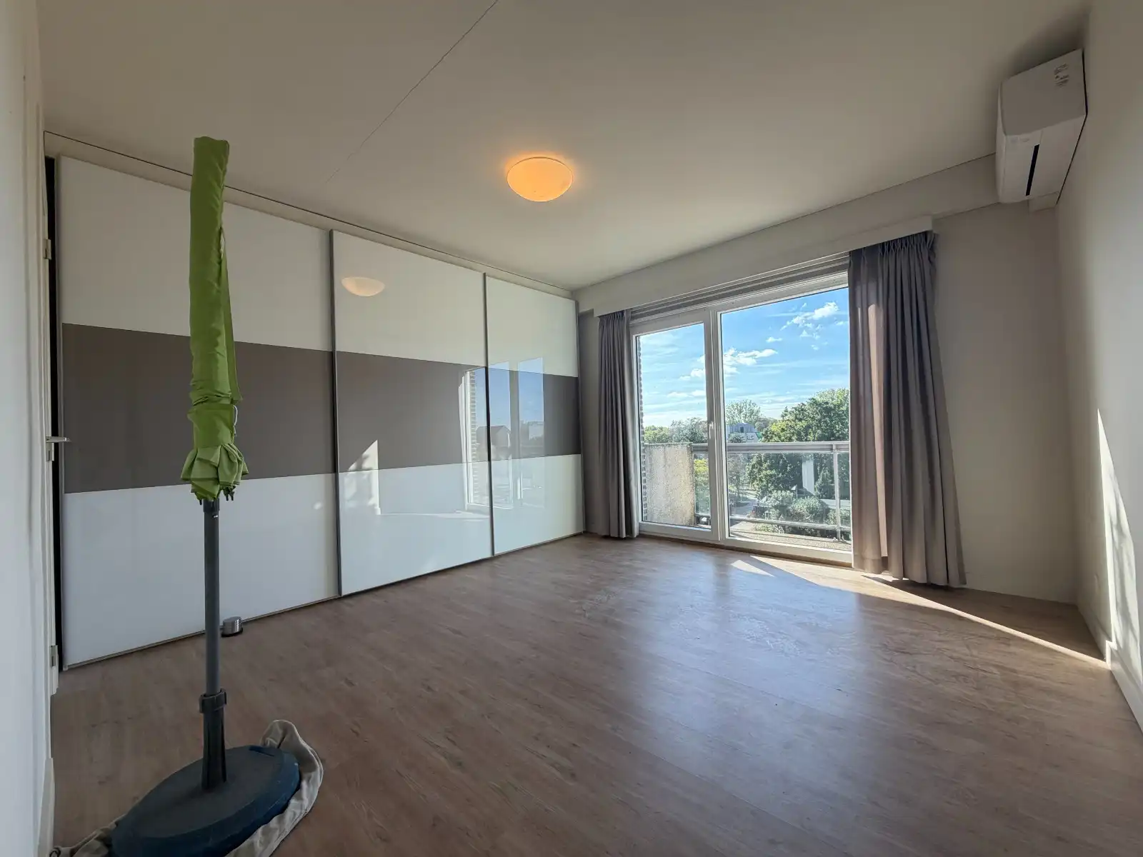 UNIEK DUPLEXAPPARTEMENT MET 2 RUIME TERRASSEN, AUTOSTAANPLAATS EN PRACHTIG UITZICHT OP DE MARKT VAN DEINZE! foto 15
