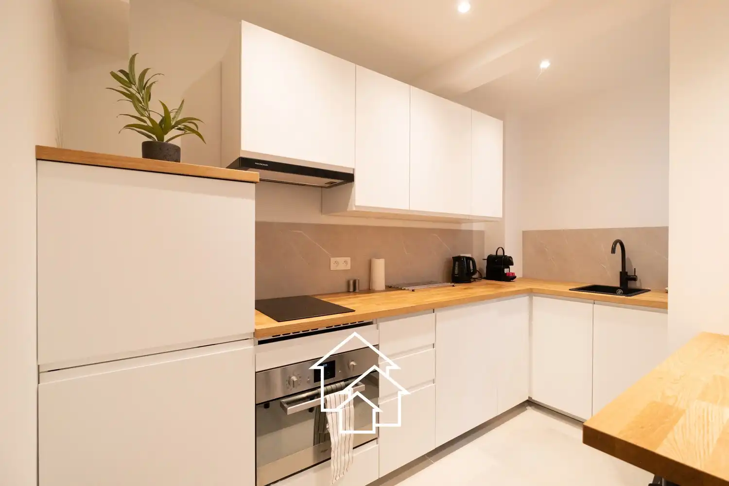 Gemeubileerd appartement met kleine binnenplaats in de wijk rond de vijvers van Ixelles. foto 16