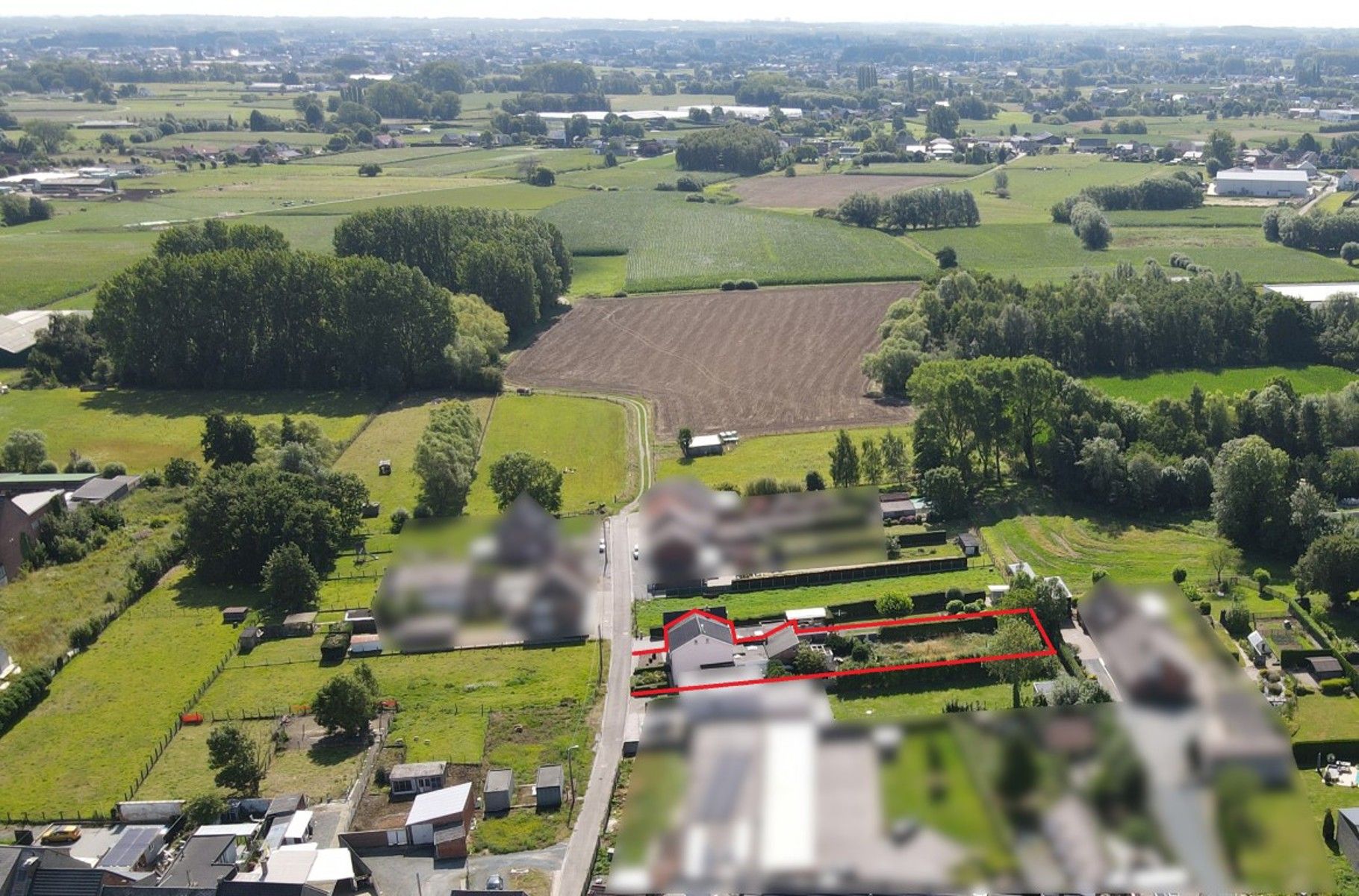 Gezinswoning met grote tuin in groene omgeving foto 2
