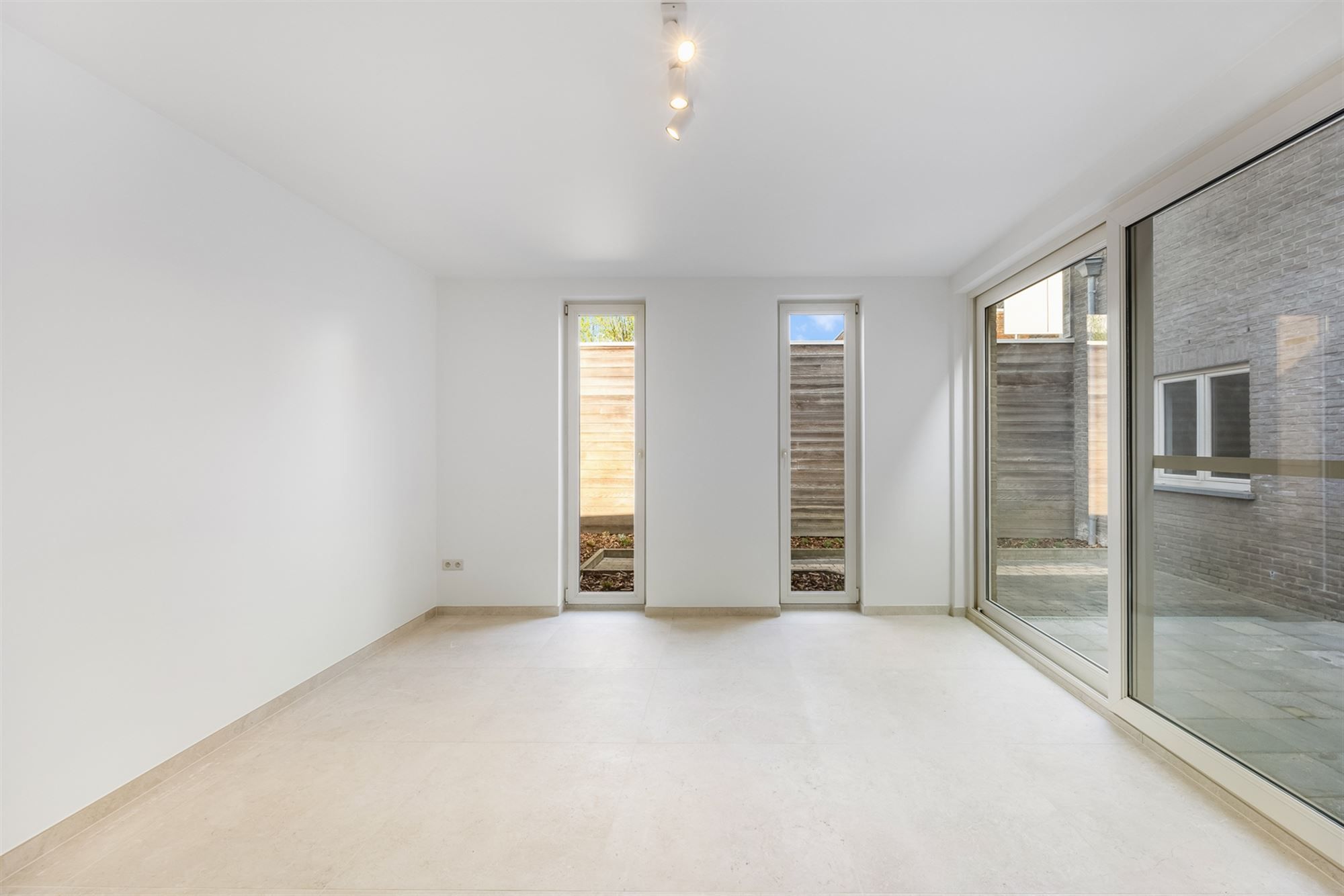 VOLLEDIG INSTAPKLAAR GELIJKVLOERS APPARTEMENT (145M²) MET 2 SLAAPKAMERS, INPANDIGE GARAGE EN TUIN/KOER TE BERINGEN-CENTRUM foto 10