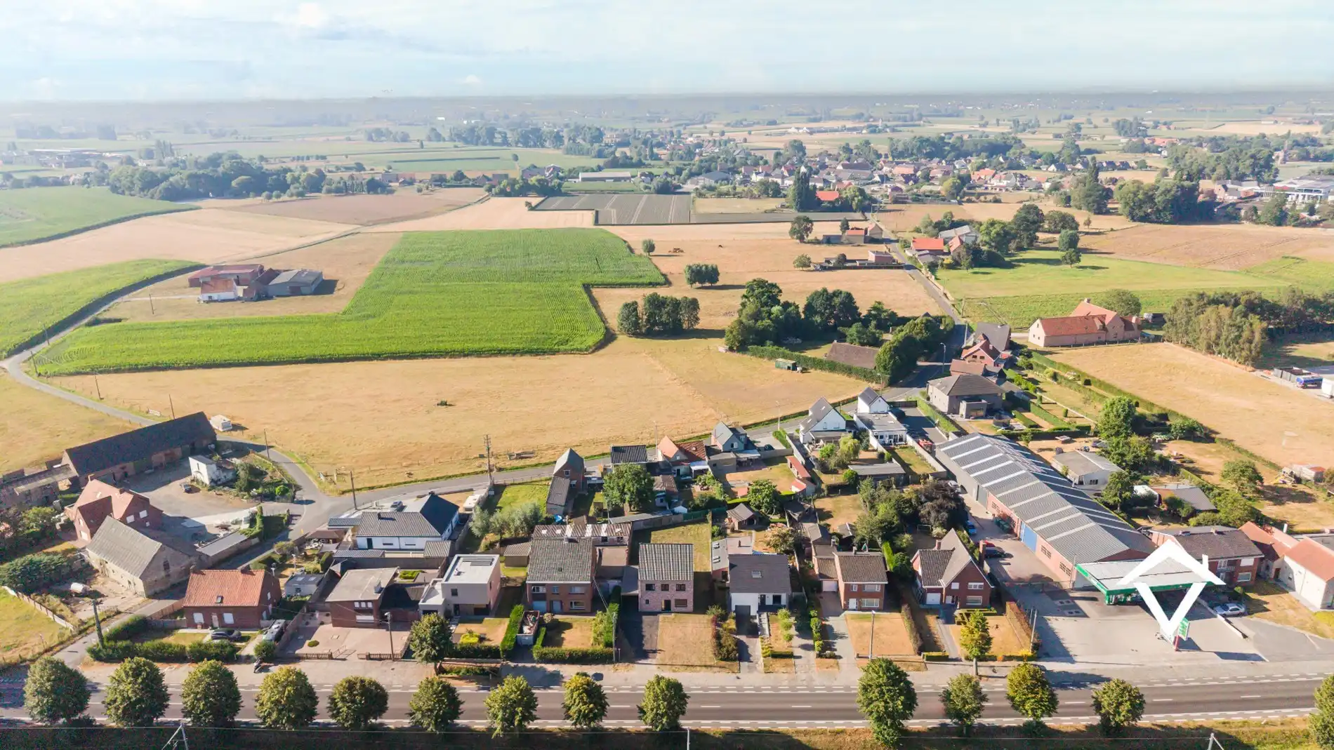 Ruime, energiezuinige gezinswoning met 6 slaapkamers, carport en zuidgerichte tuin foto 2