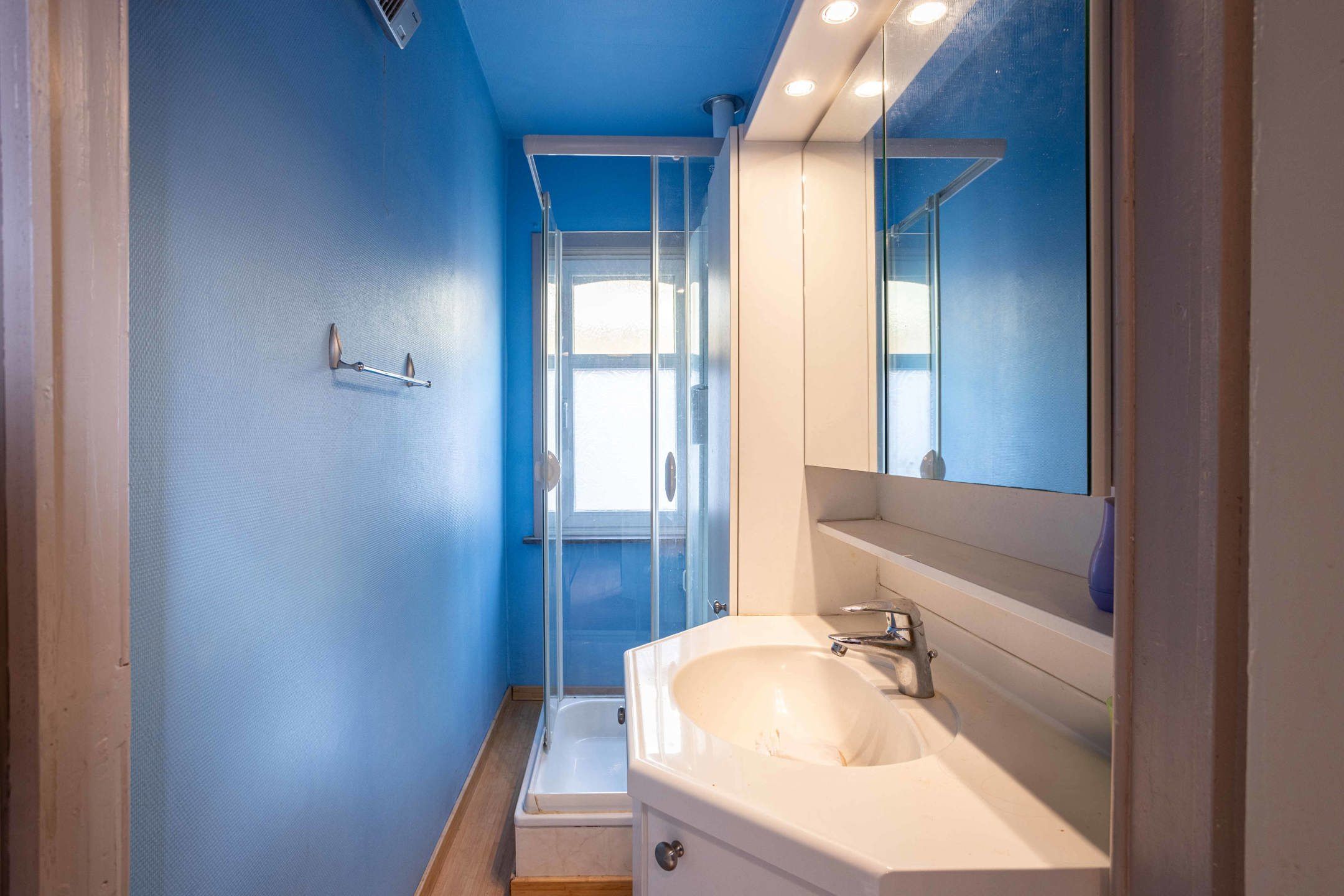  Verassend ruime, te renoveren woning in Ronse foto 16